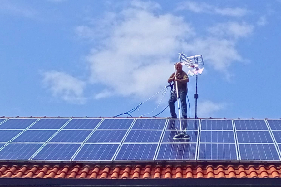 Quanto rende davvero un impianto fotovoltaico sporco? Perdite, rischi e quando fare la pulizia